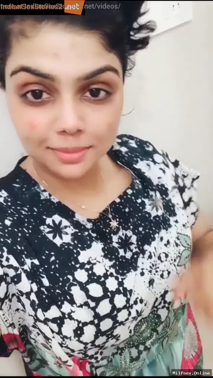 Thumbnail for Hot bhabhi showing her tanker boobs in sexy selfie